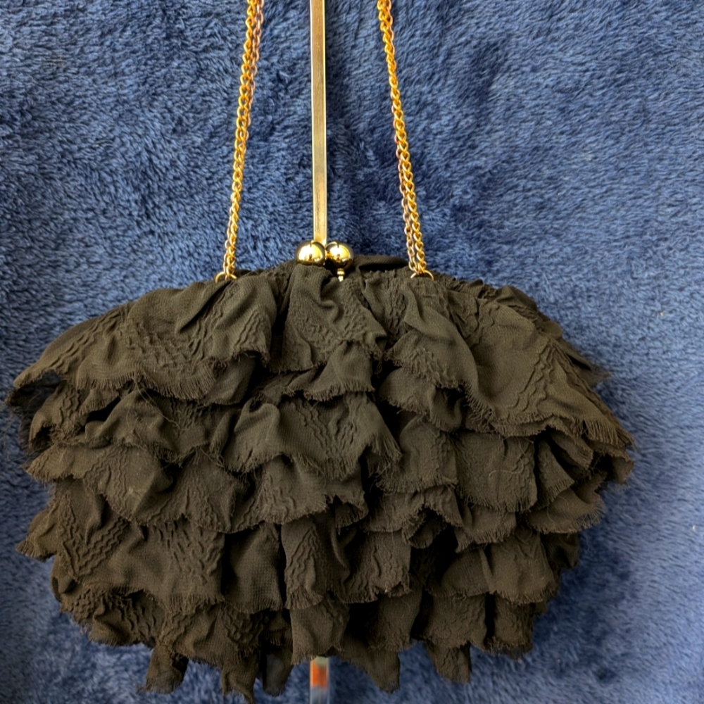 Betsey Johnson Black Ruffle Kiss Lock, 7X6X1", EUC, NO CALL OUTS,